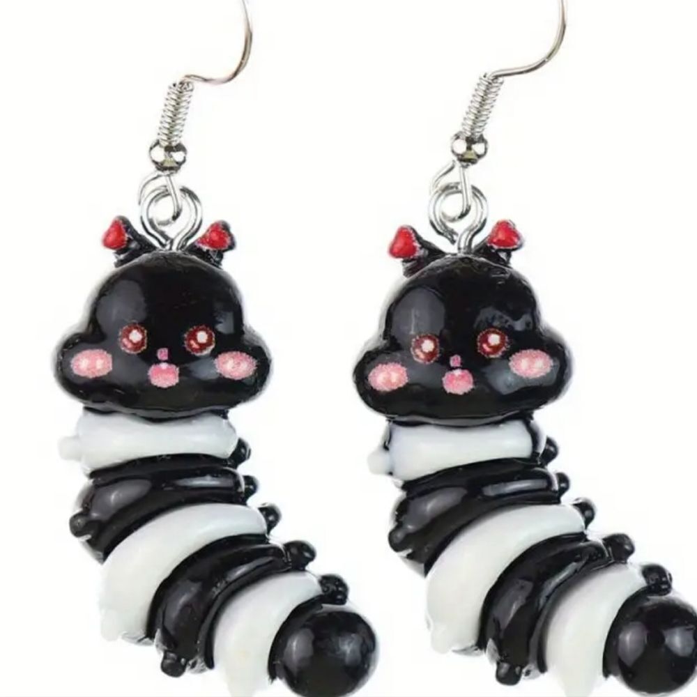 Hand crafted Black And White dangle earrings - Picture 2 of 3